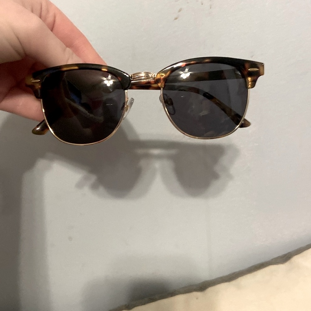 Sunglasses w/ cheetah print frame
